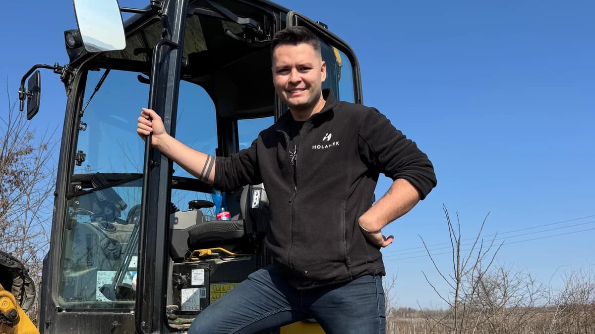 Repairing paths in the vineyard | An excavator and a tractor in action